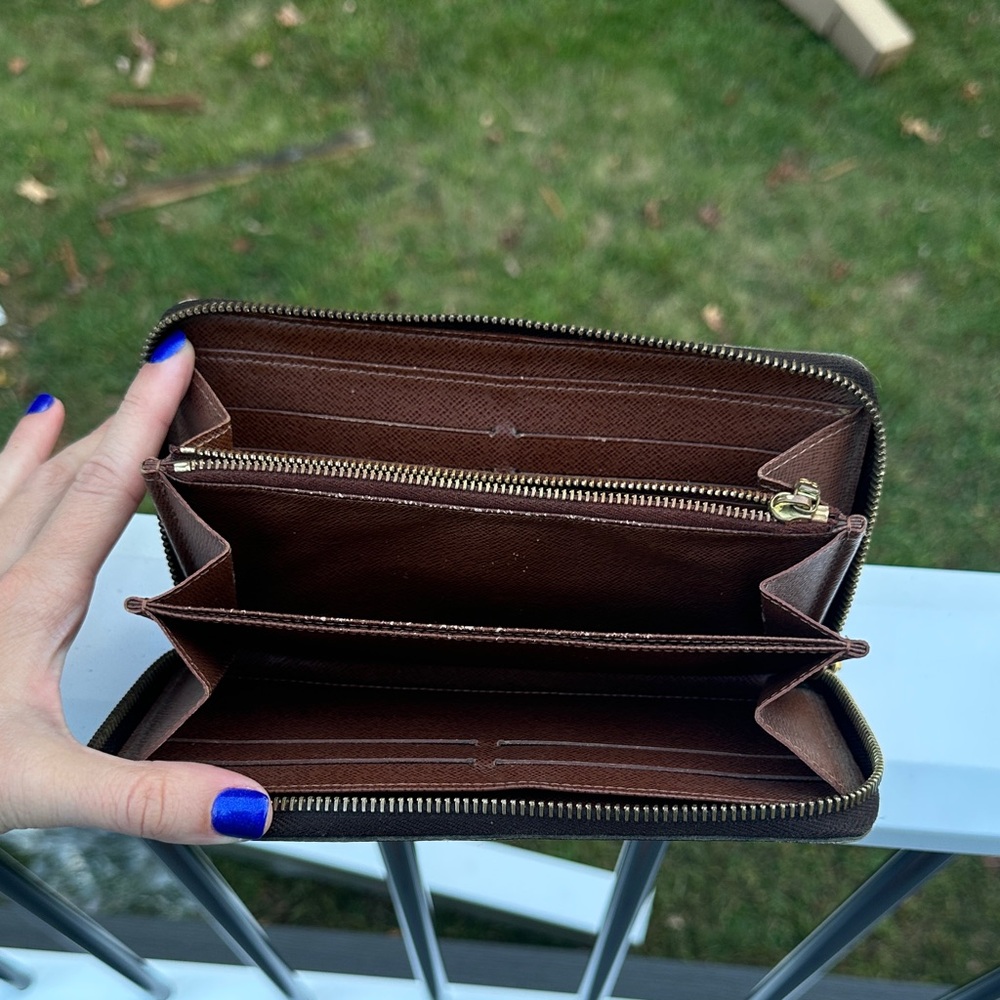 Louis Vuitton Monogram Zippy Wallet - Picture 12 of 16